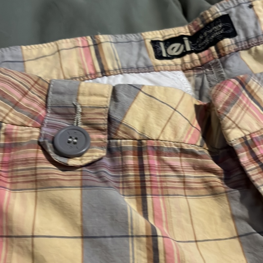 🐇 Women’s shorts size 7 l.e.i. Brand